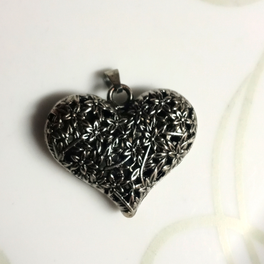 Vintage Filigree Silver Tone Heart Pendant EUC B12